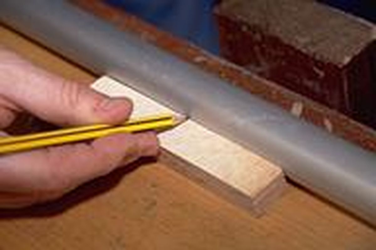 Cómo hacer una estantería de madera y metal paso 2