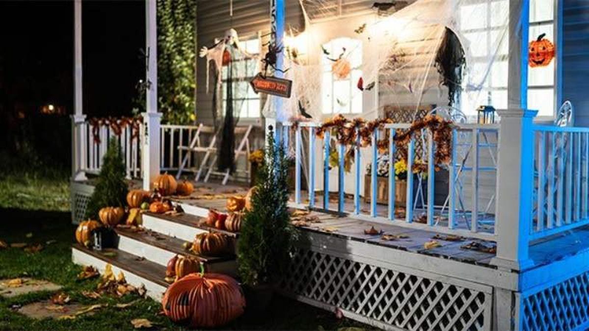 En Halloween las casas se decoran para la ocasión con calabazas, esqueletos, fantasmas y telas de araña