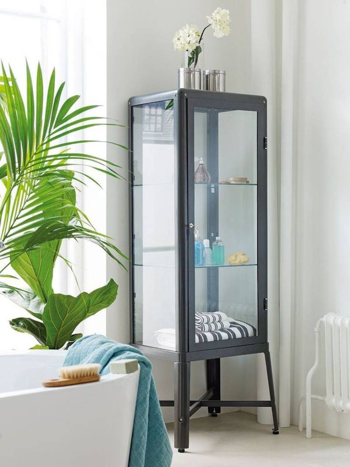 Cuarto de baño con vitrina.