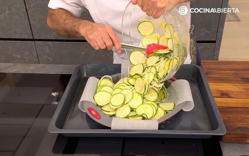 Cubre el molde con la mezcla, harina y queso parmesano