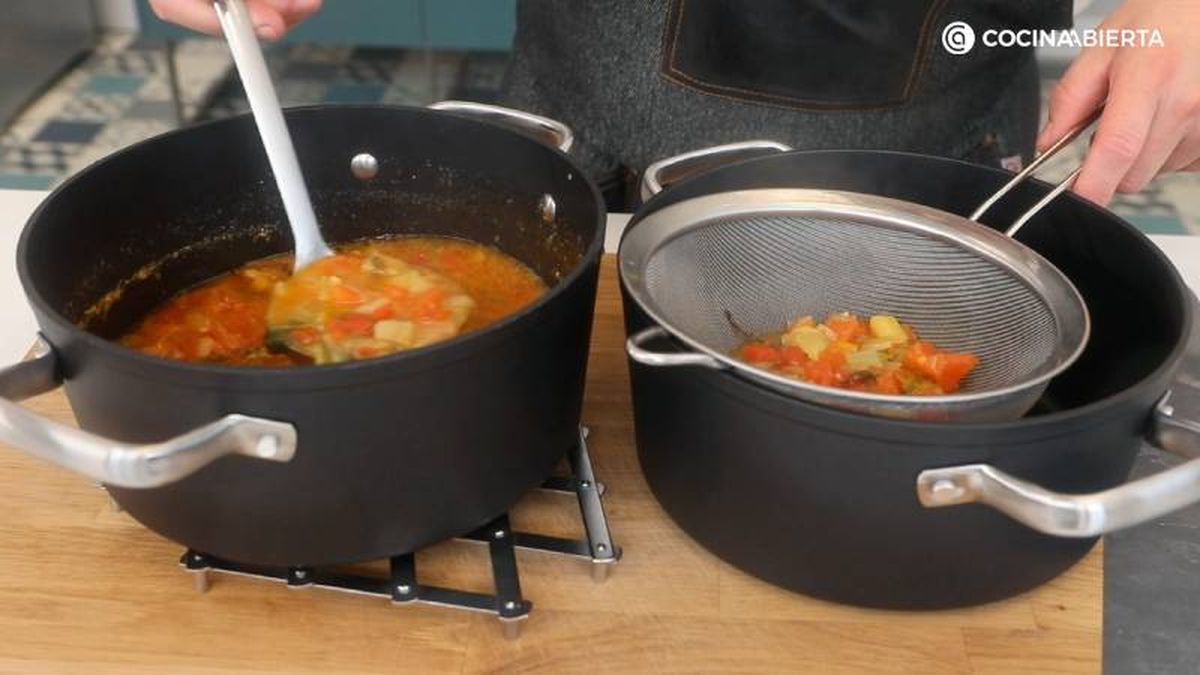 Cuela el caldo y retira las verduras