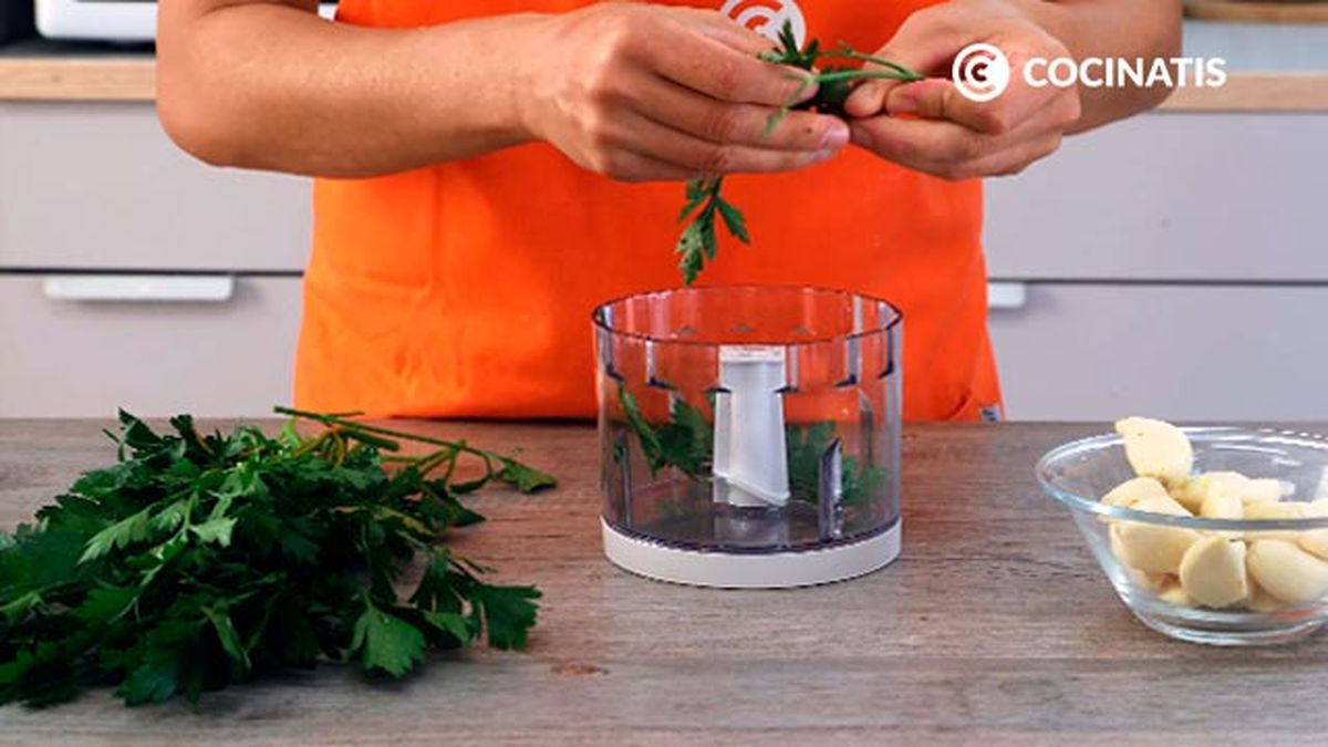 Receta de salsa de ajo y perejil  paso 1