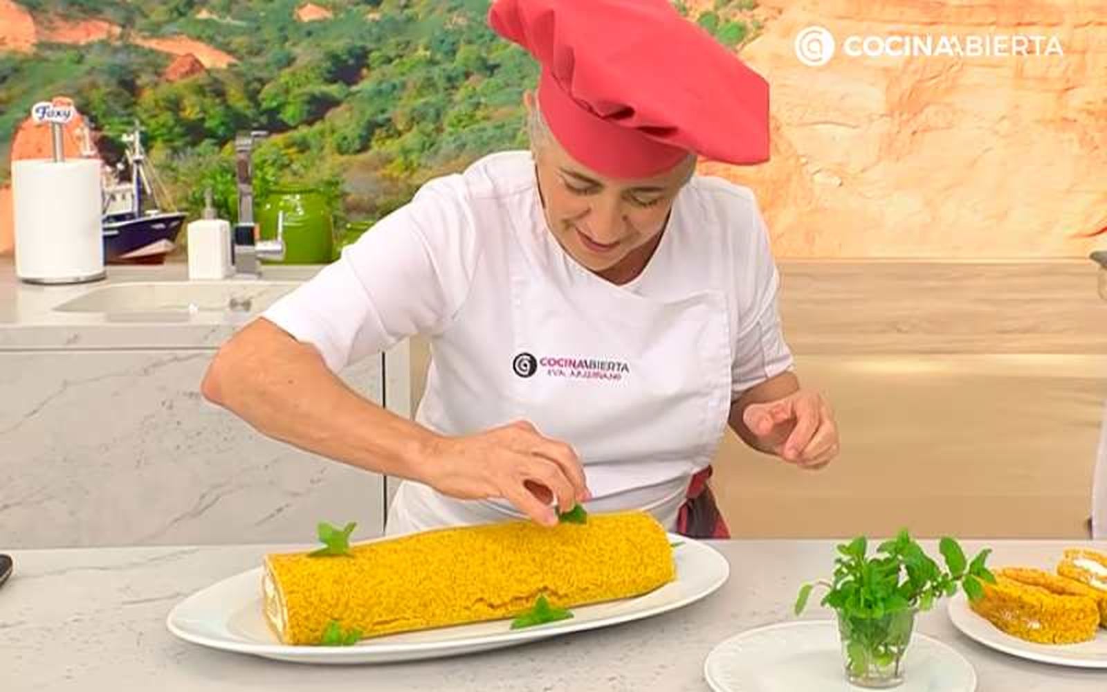 Eva Arguiñano decora el rollo de calabaza con hojas de menta