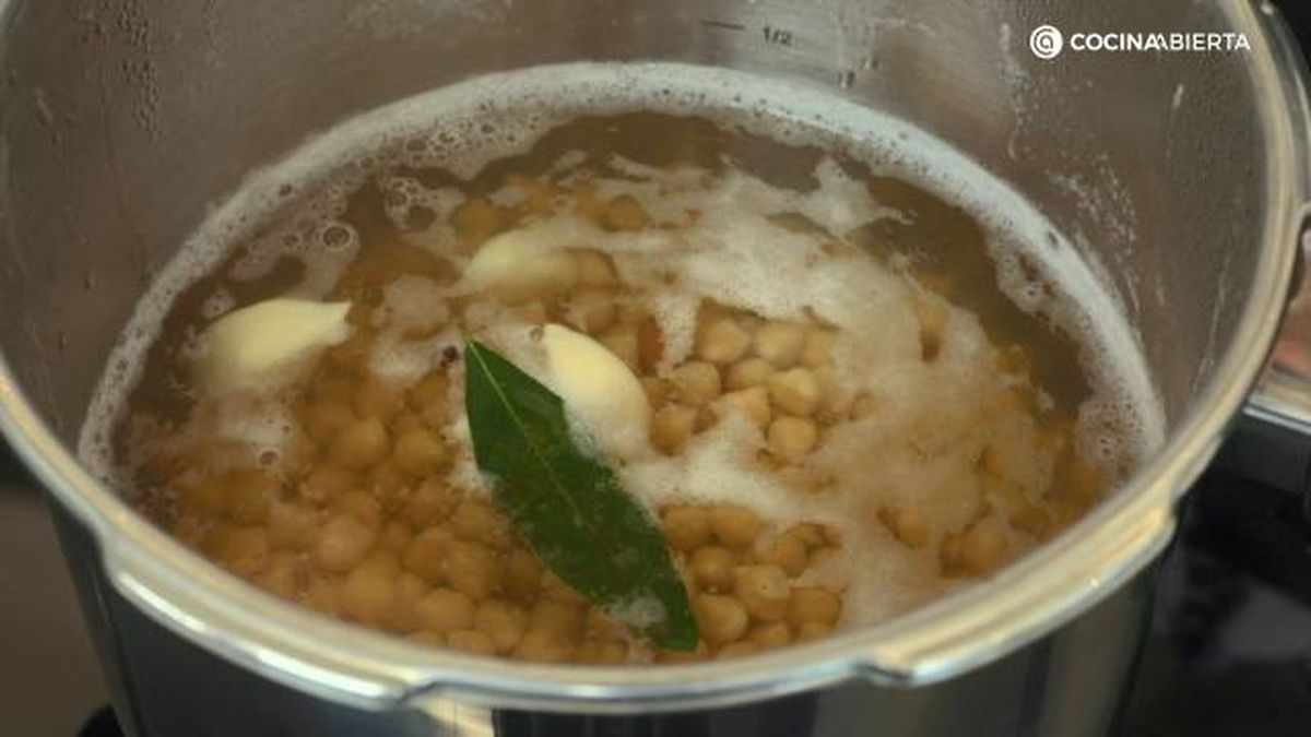 Gallina blanca potaje semana santa garbanzos bacalao espinacas paso 1