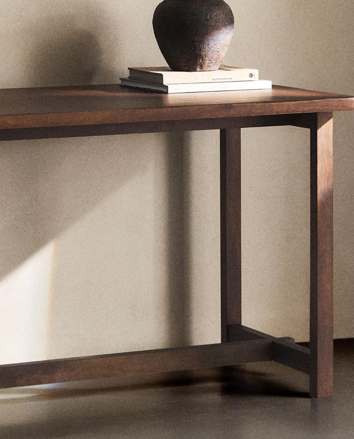 Mesa auxiliar de mango de acabado envejecido.