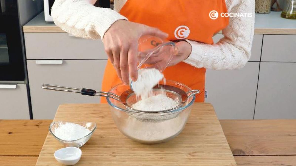 Añadimos en un bol las harinas y la levadura química