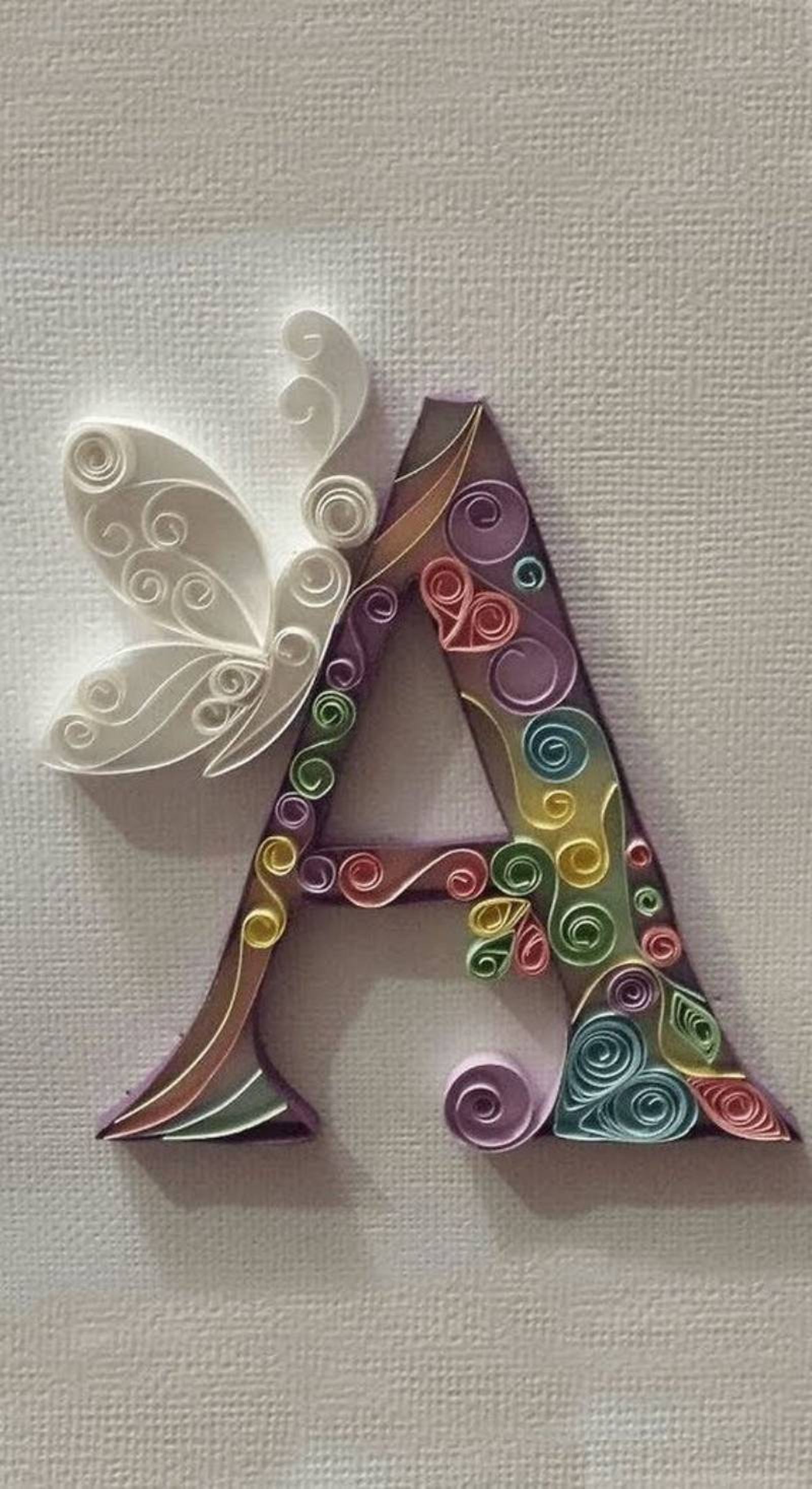 Letra A decorada con filigrana.