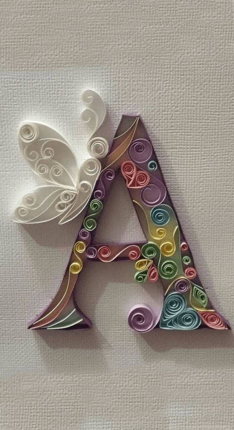 Letra A decorada con filigrana.