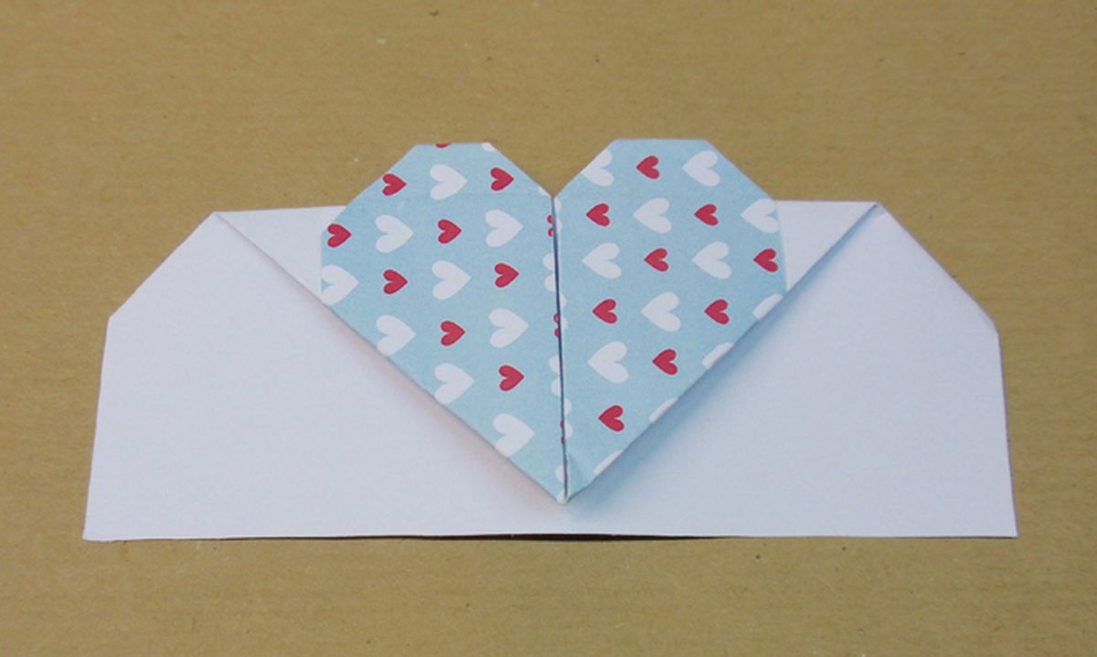 Marcapaginas con forma de corazón paso 12