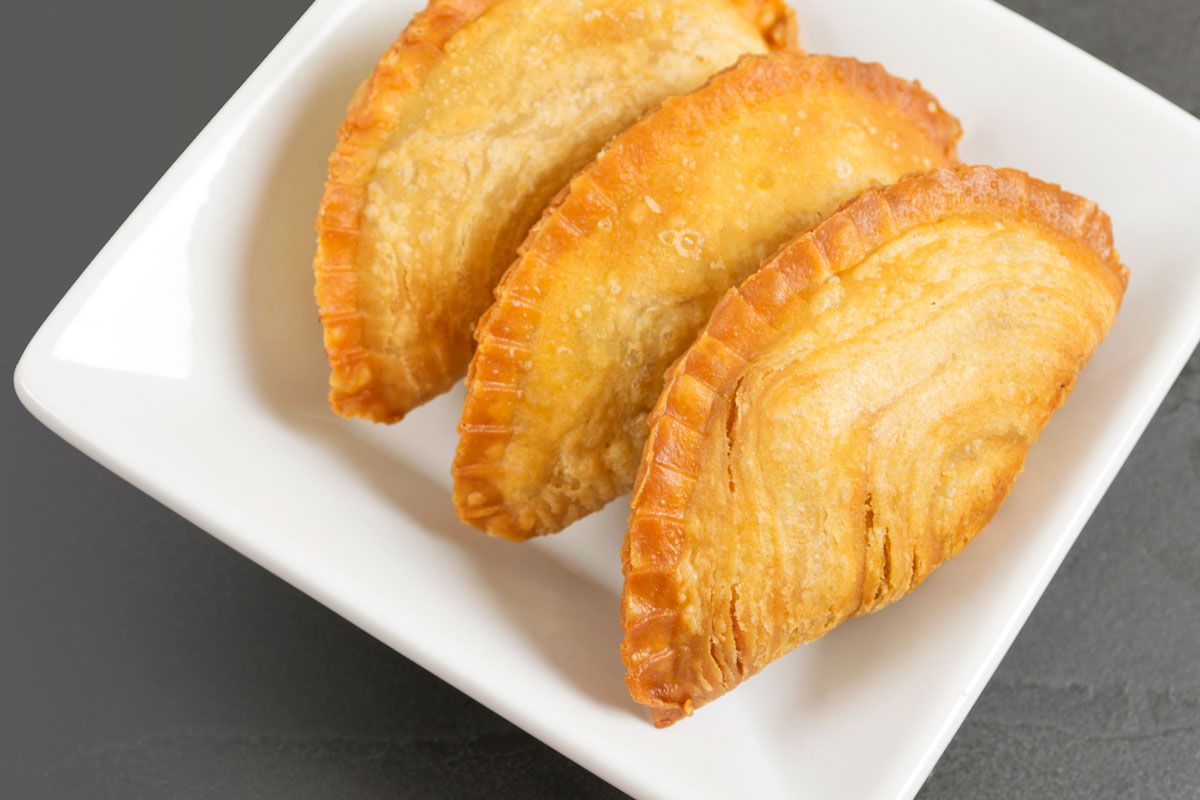 Si quieres un aperitivo diferente, apuntas estas empanadillas de queso y pera