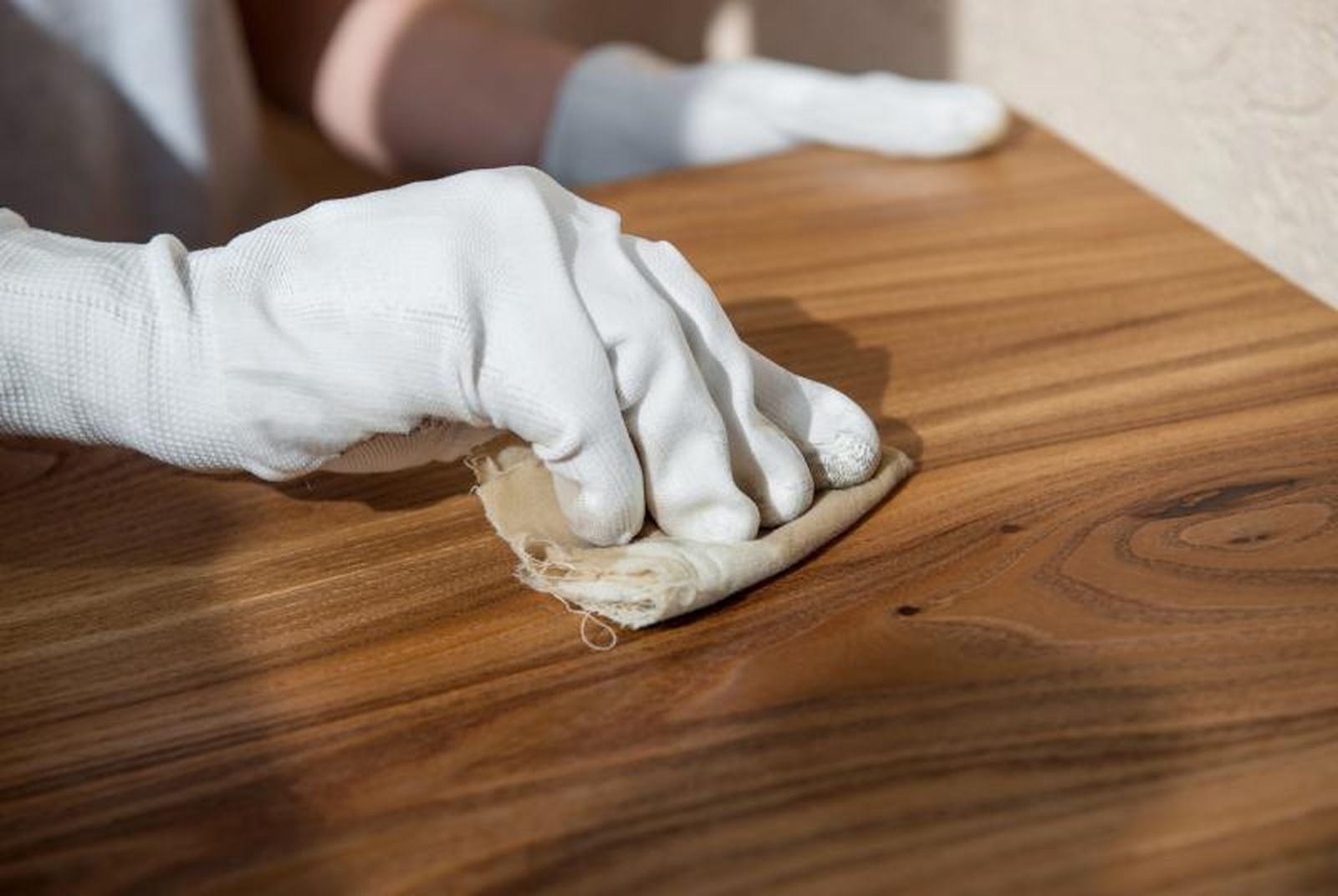 Limpia y protege la madera de las manchas de agua que dejan los vasos