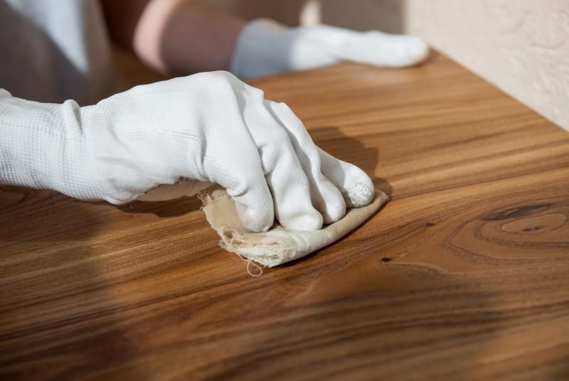 Limpia y protege la madera de las manchas de agua que dejan los vasos