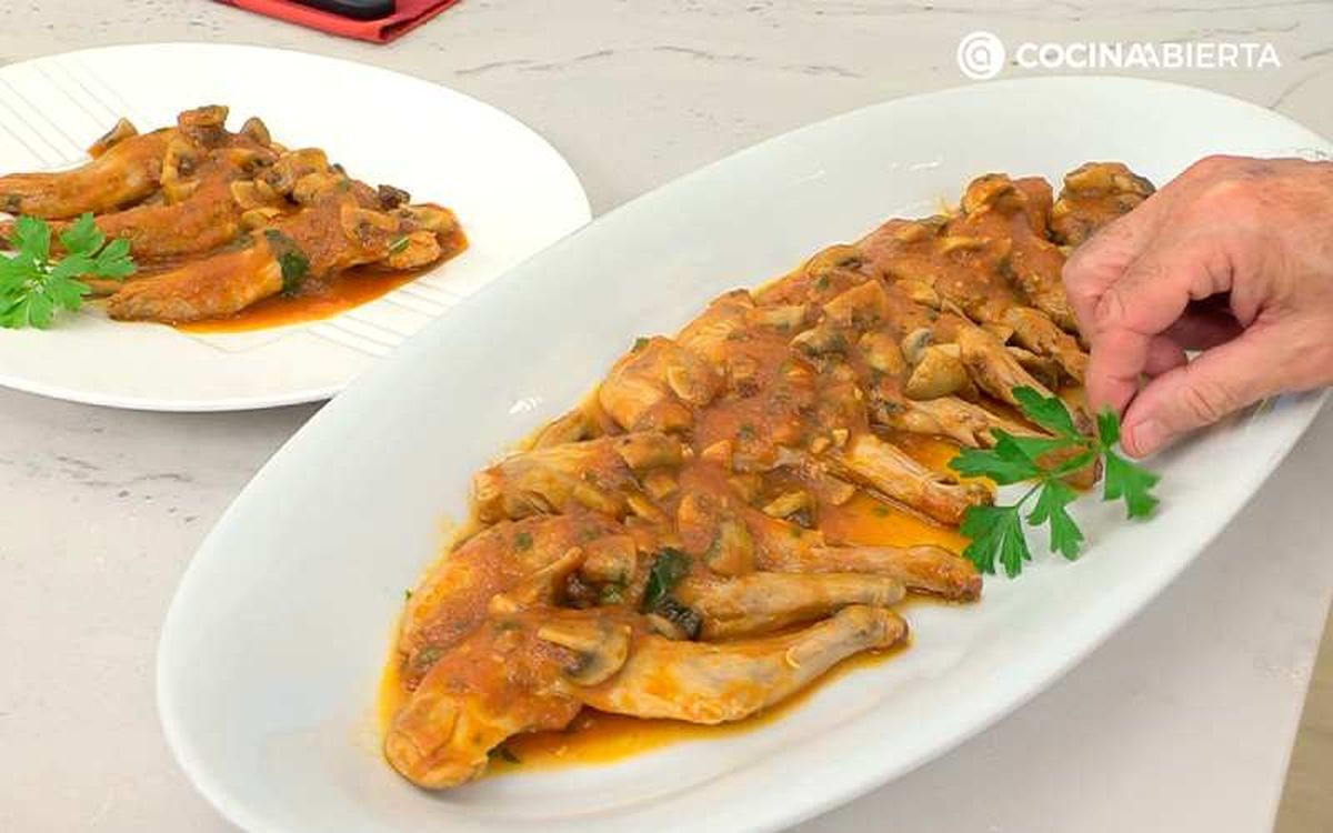 Sirve las paletillas de conejo guisadas con champiñones