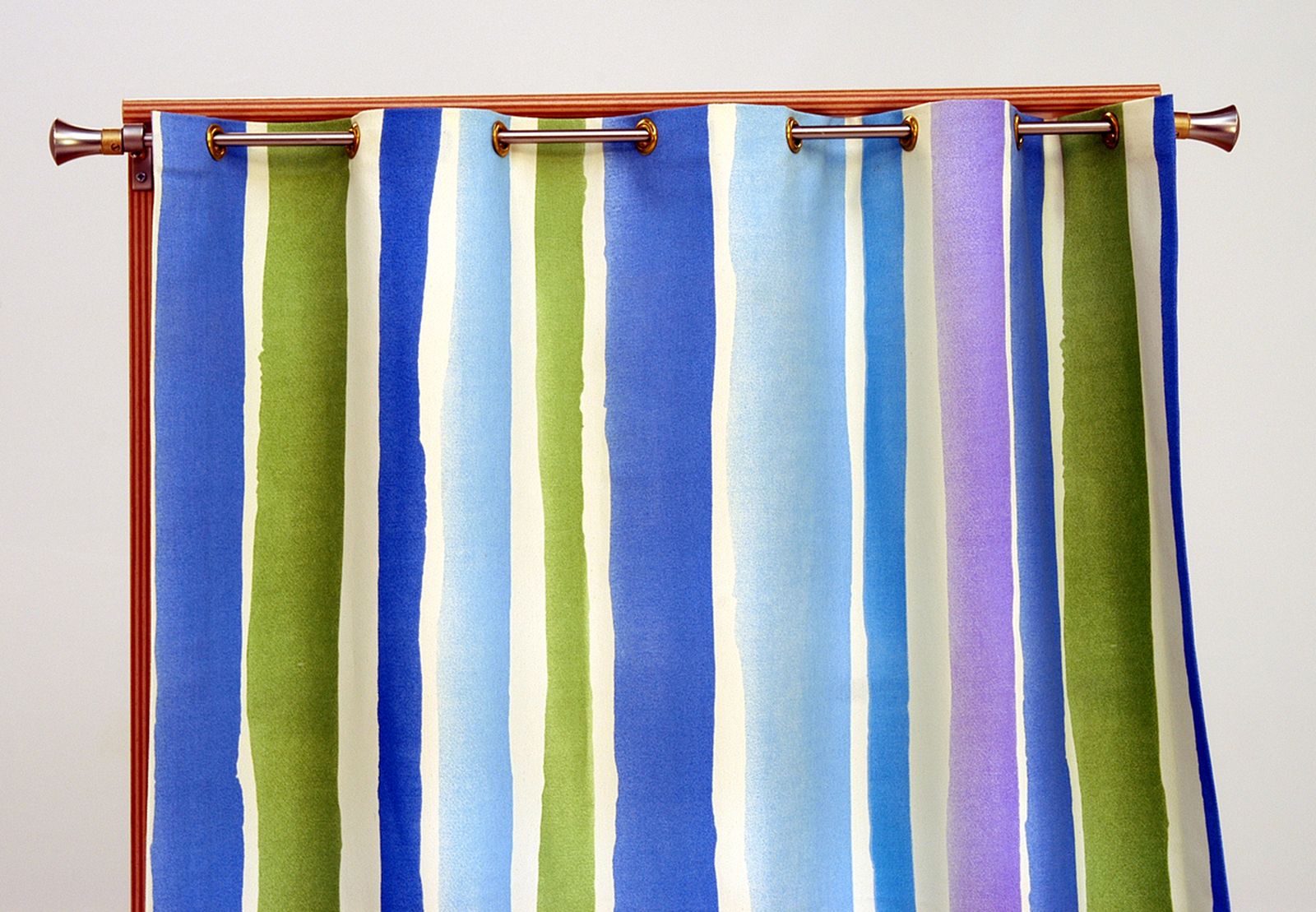 Realización de cortinas con ojales