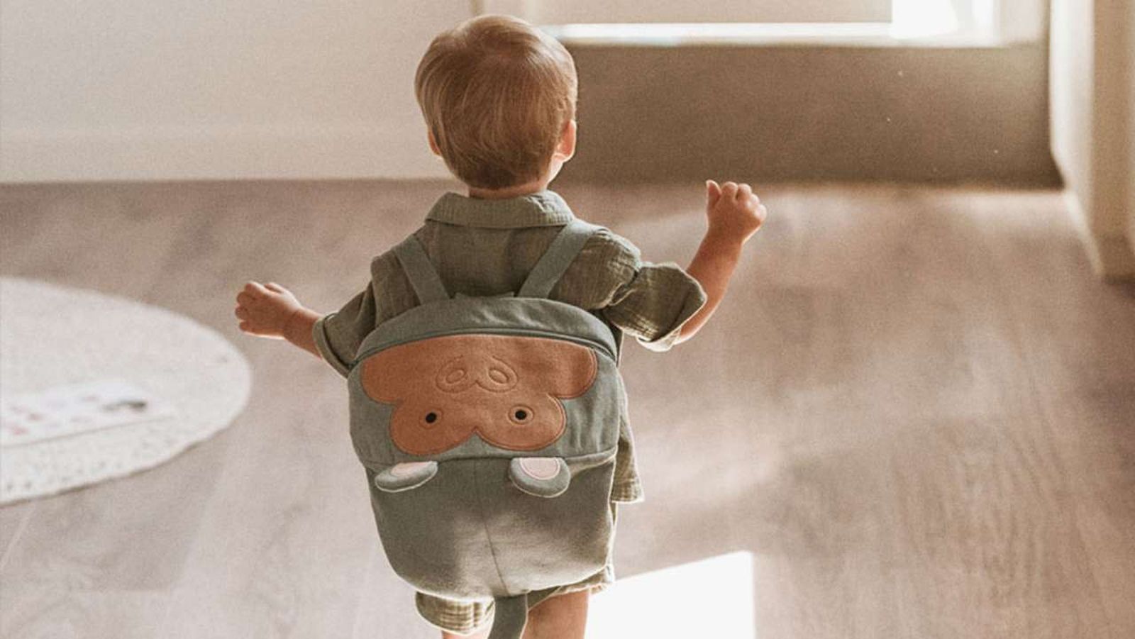 Niño con mochila de la nueva colección infantil de Sklum.