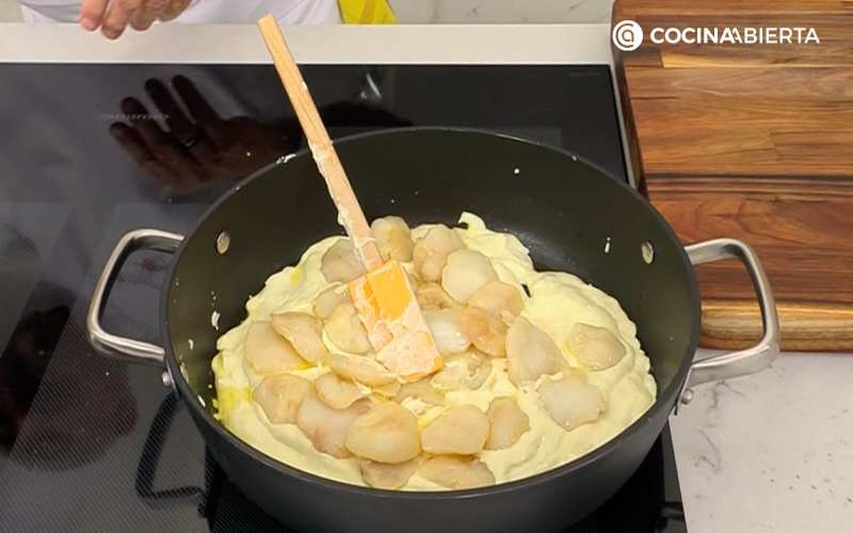 Mezcla el pescado con la salsa pilpil