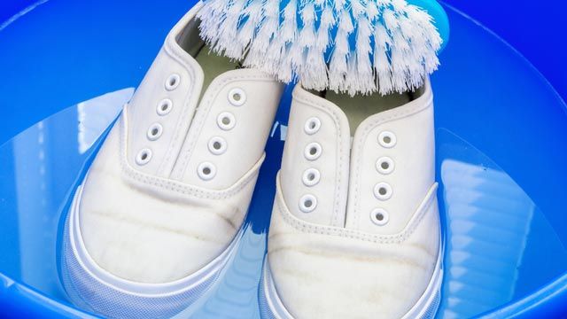 como limpiar las zapatillas playeras blancas