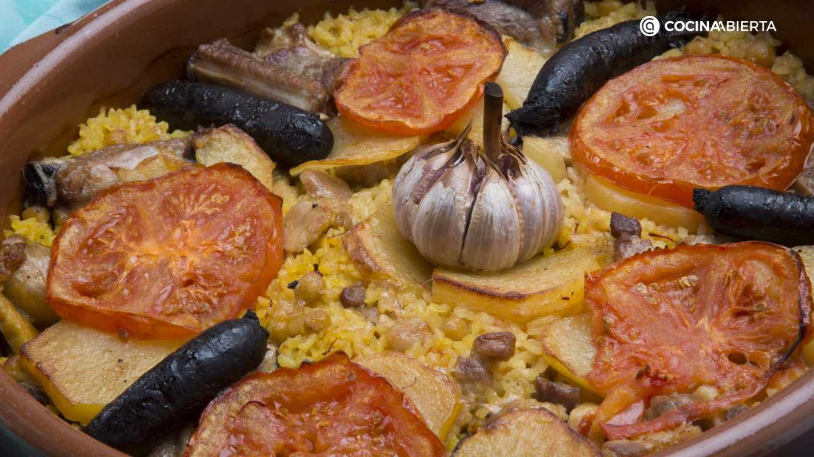 El arroz al horno es un plato tradicional valenciano, con origen en la cocina de aprovechamiento