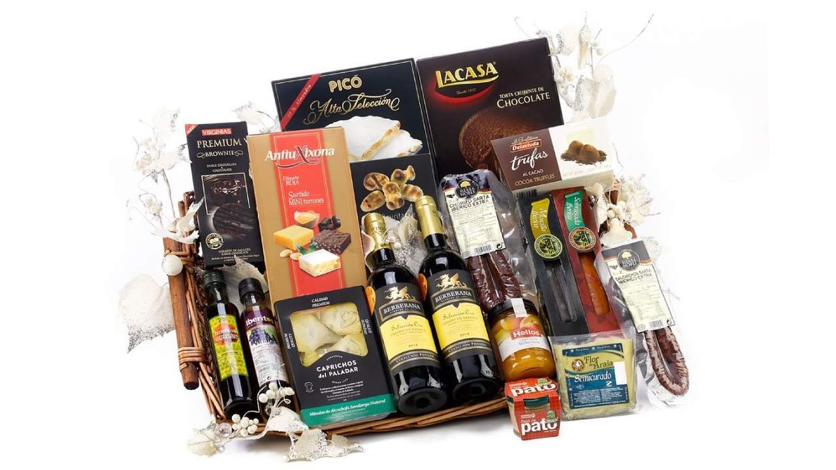 Cesta de Navidad de El Corte Inglés con una selecta variedad de embutidos.
