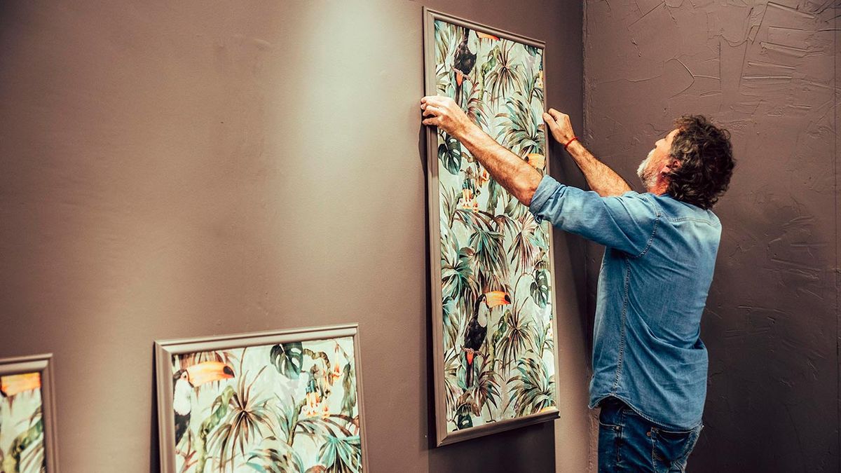 Decorar la pared con molduras de cuarterones paso 8