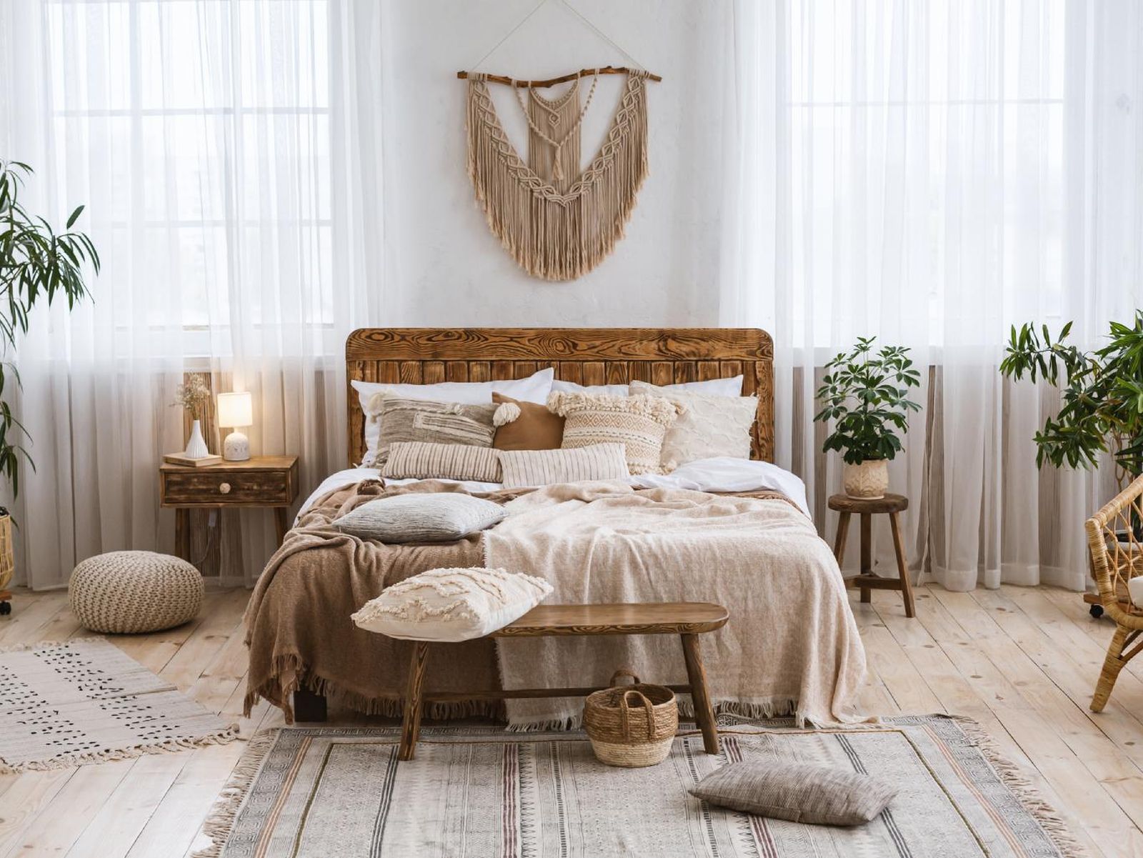 Dormitorio con decoración de estilo rústico.