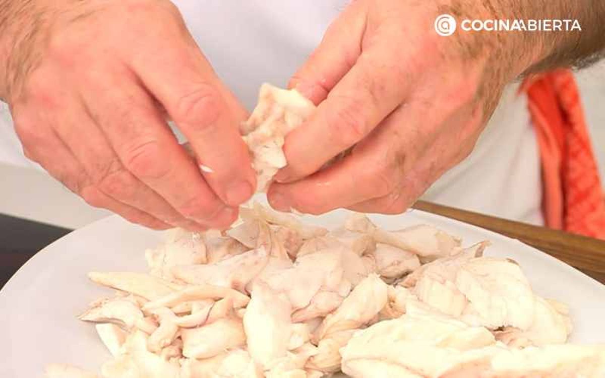 Cocina y desmenuza el pescado