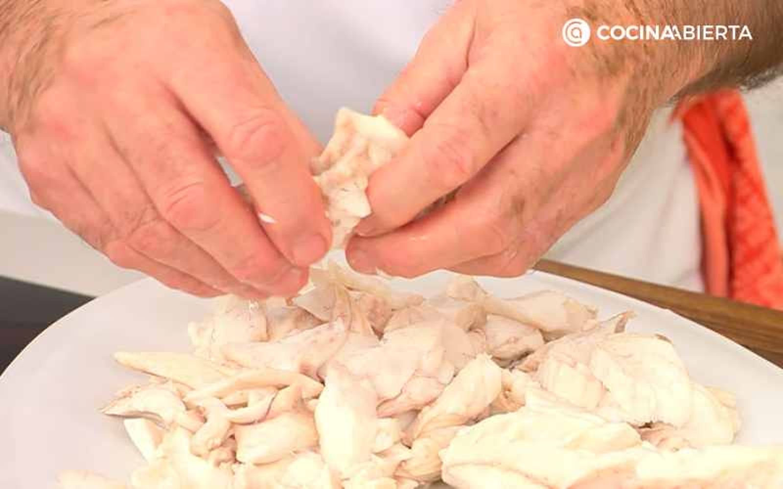 Cocina y desmenuza el pescado