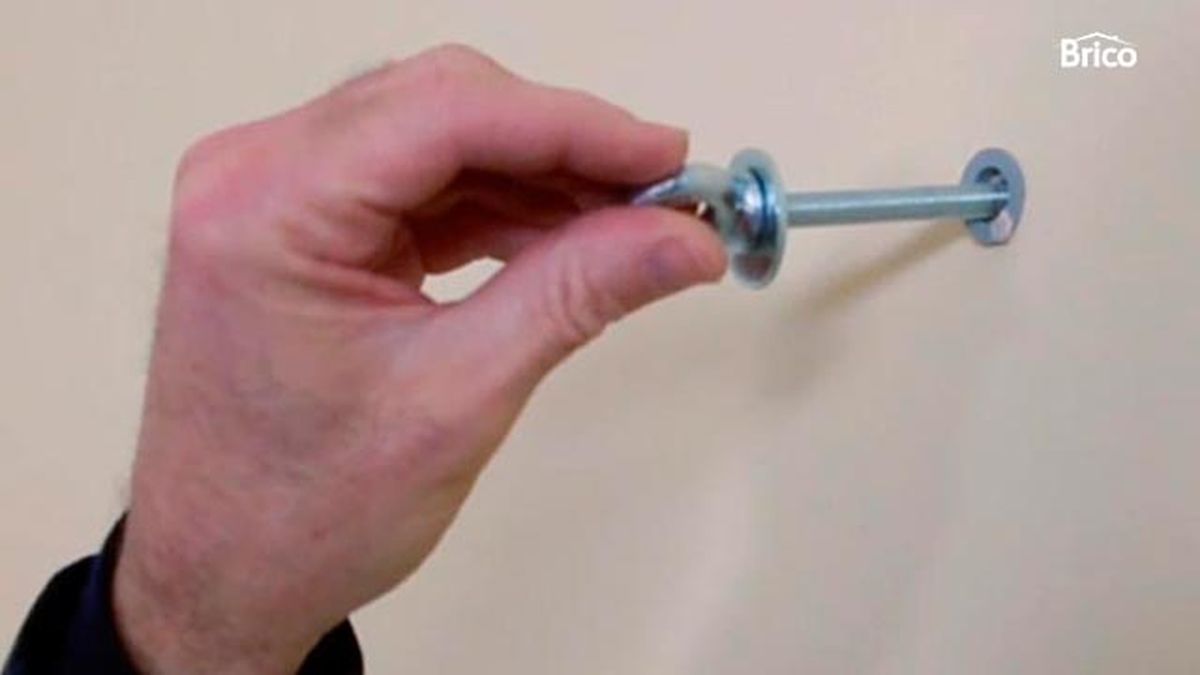 Cómo colocar un taco químico paso 6