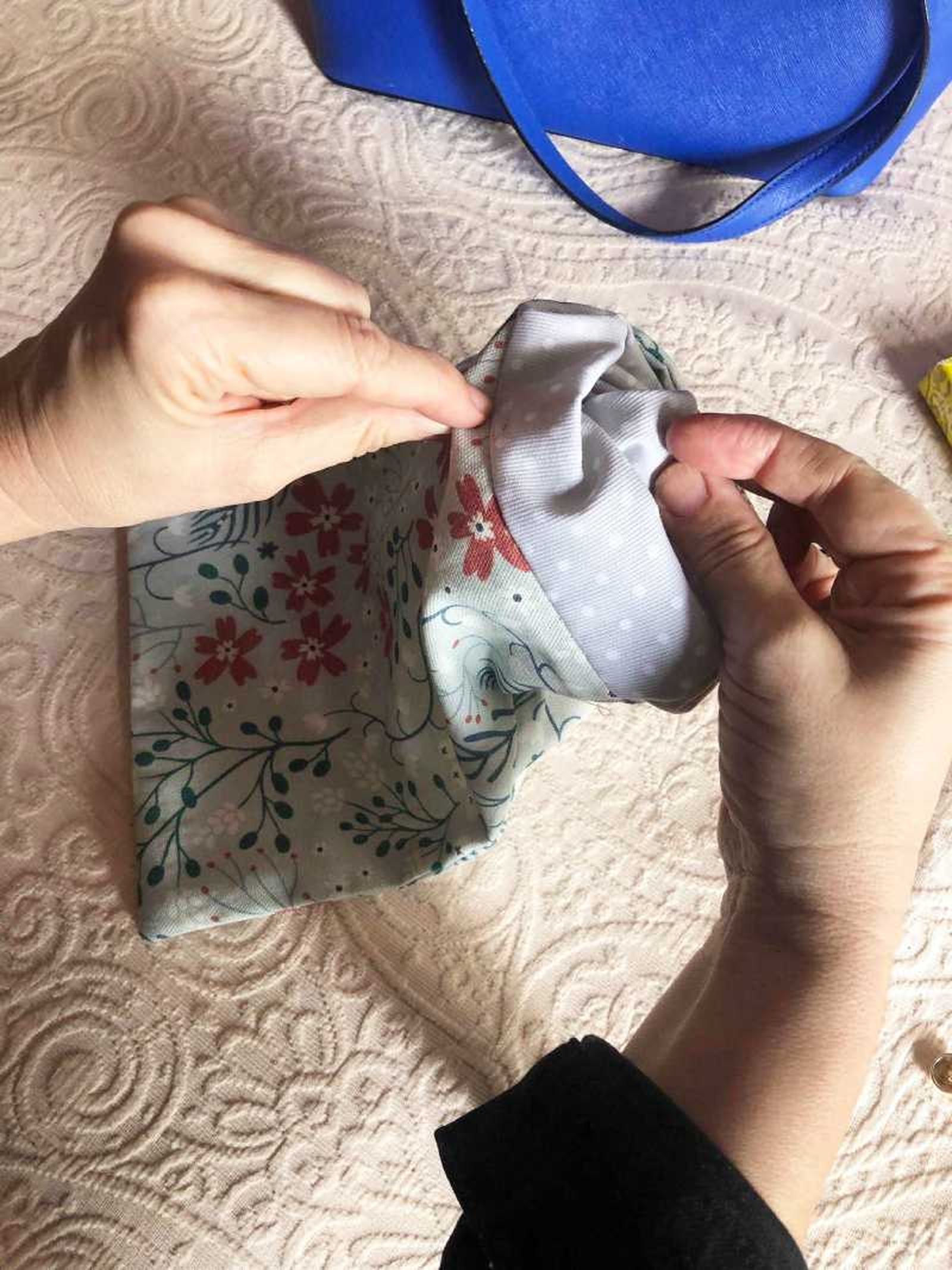 Octavo paso para hacer una funda de tela para libros.