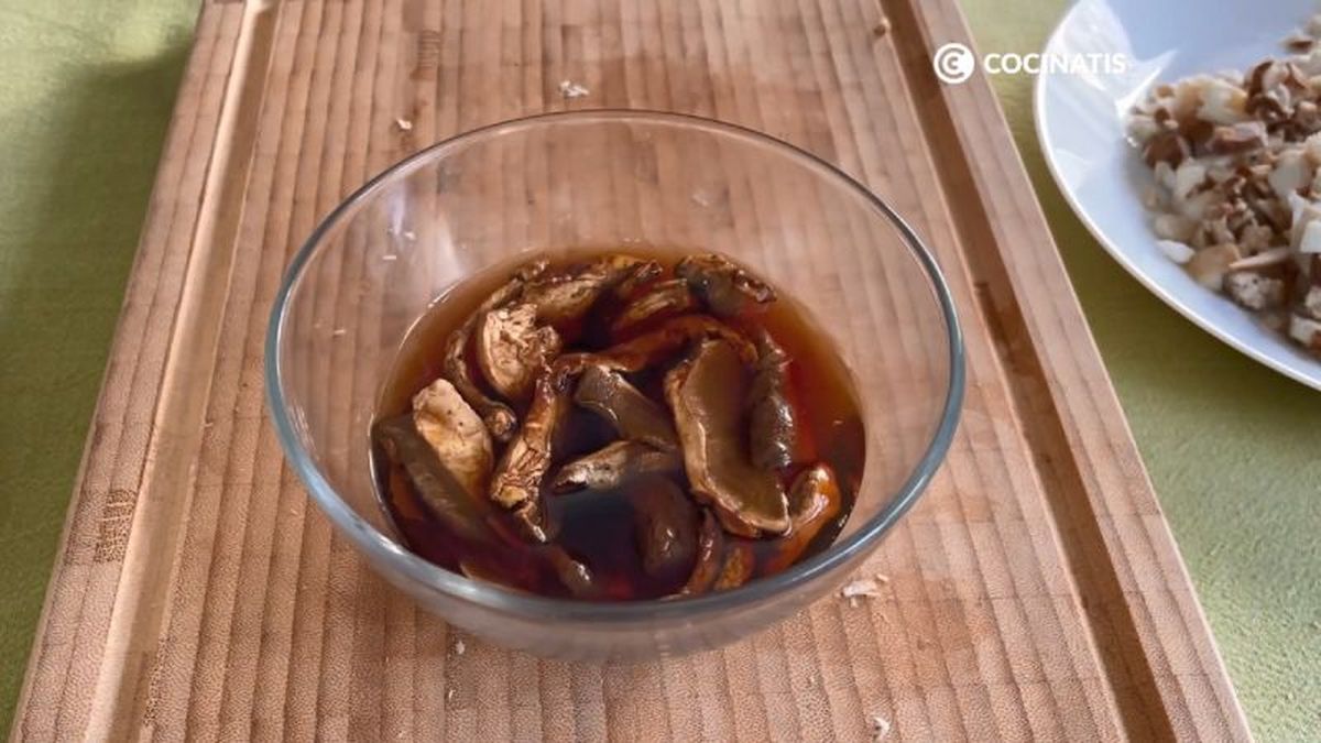 Hidratamos las boletus en agua caliente