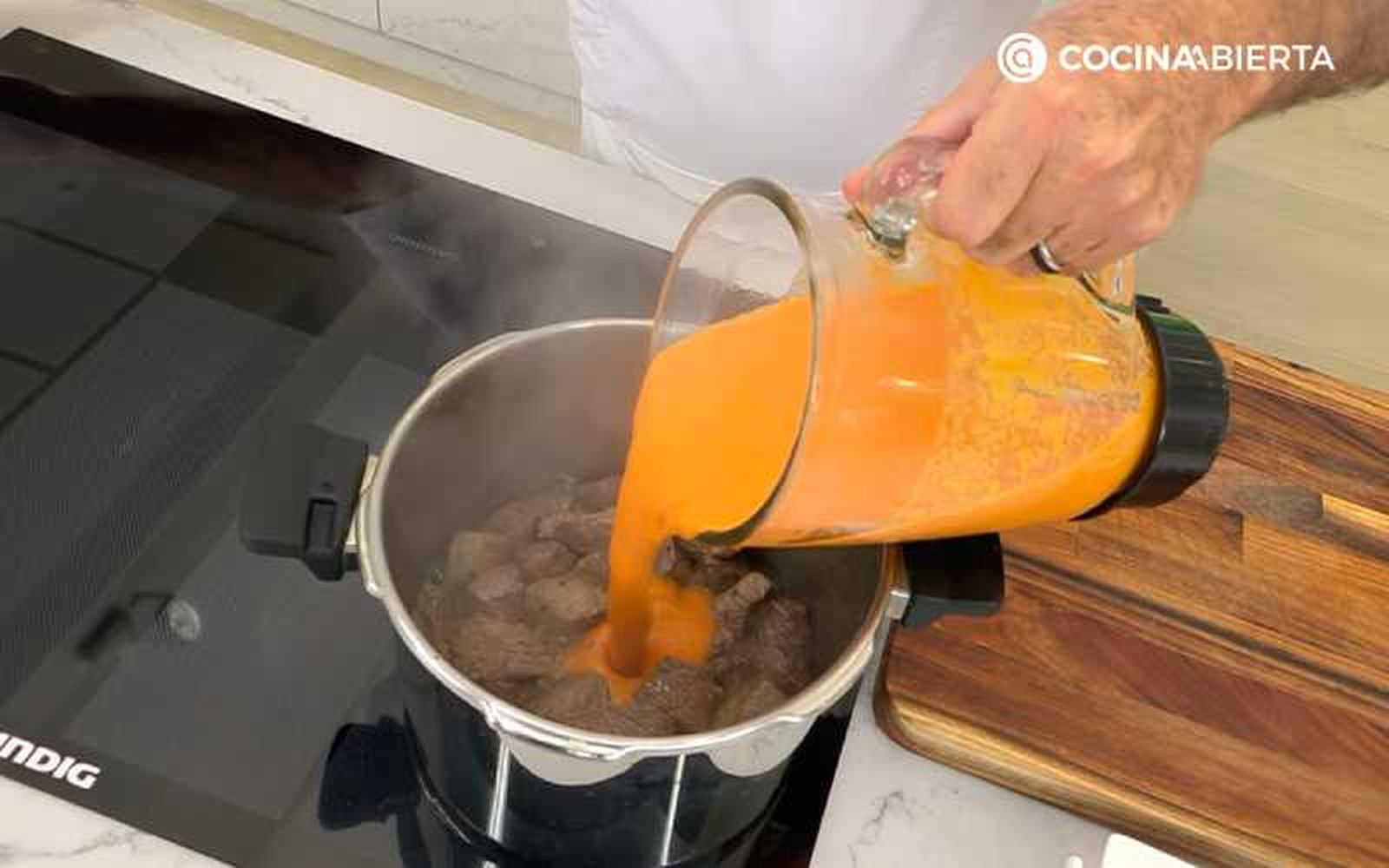 Cubre la carne con la salsa y cocina durante 25 minutos
