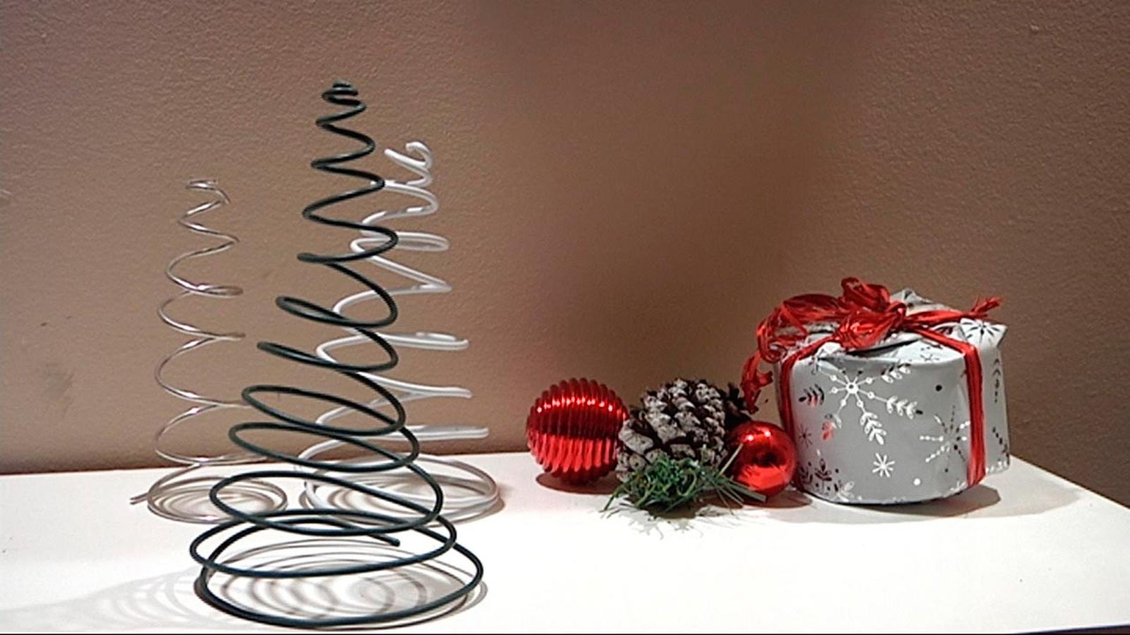 Crear abeto navideño con alambre