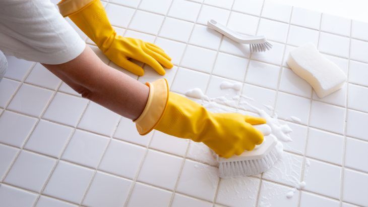 El vinagre blanco también desinfecta los azulejos del baño