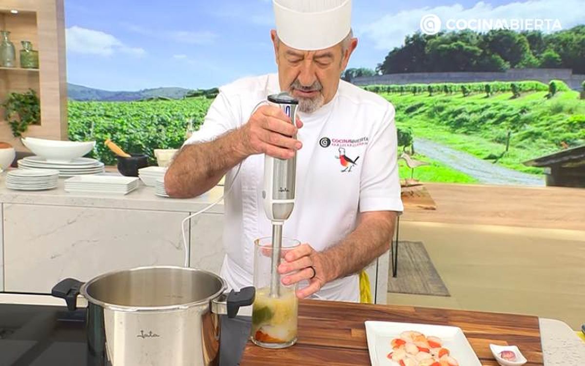 Karlos Arguiñano tritura las hortalizas con una batidora eléctrica