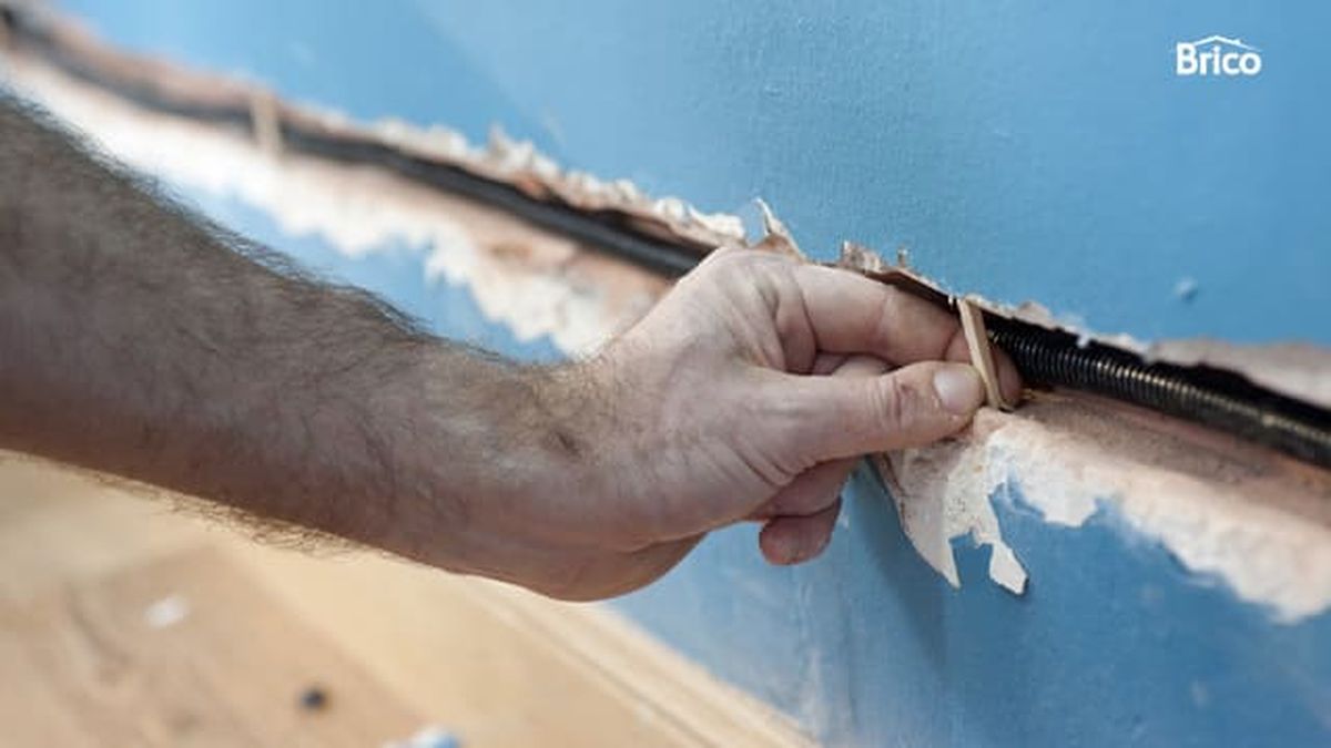 Bricomania 680 como instalar un enchufe y un aplique de pared paso5