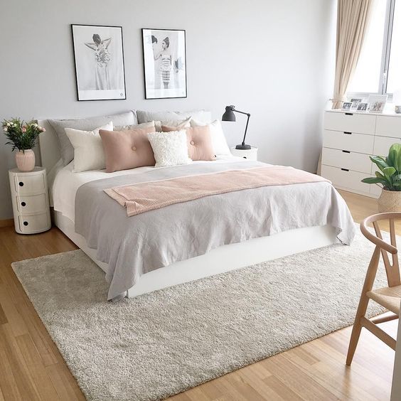 cama con cojines combinando tres colores