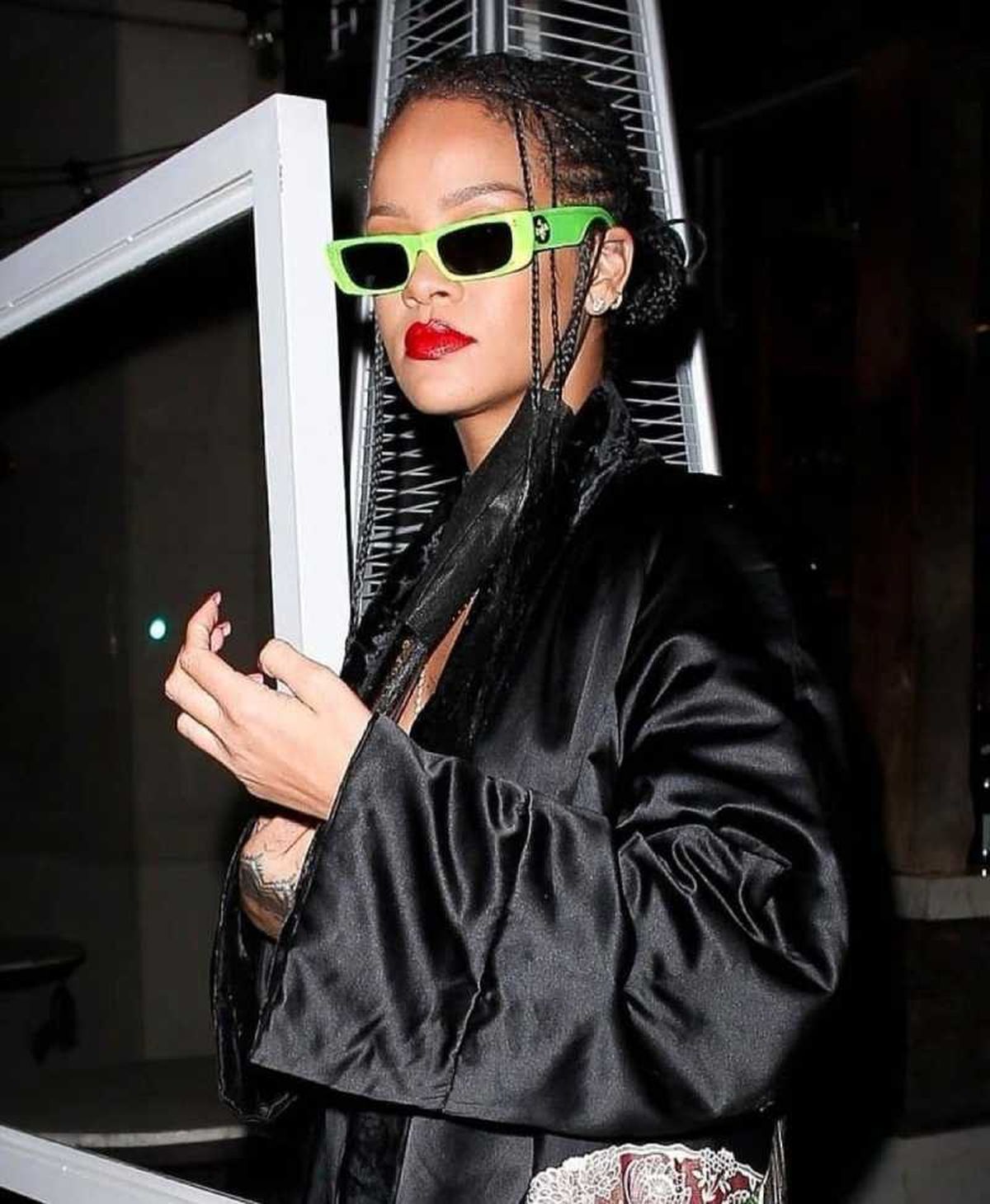 Rihanna con gafas de sol flúor
