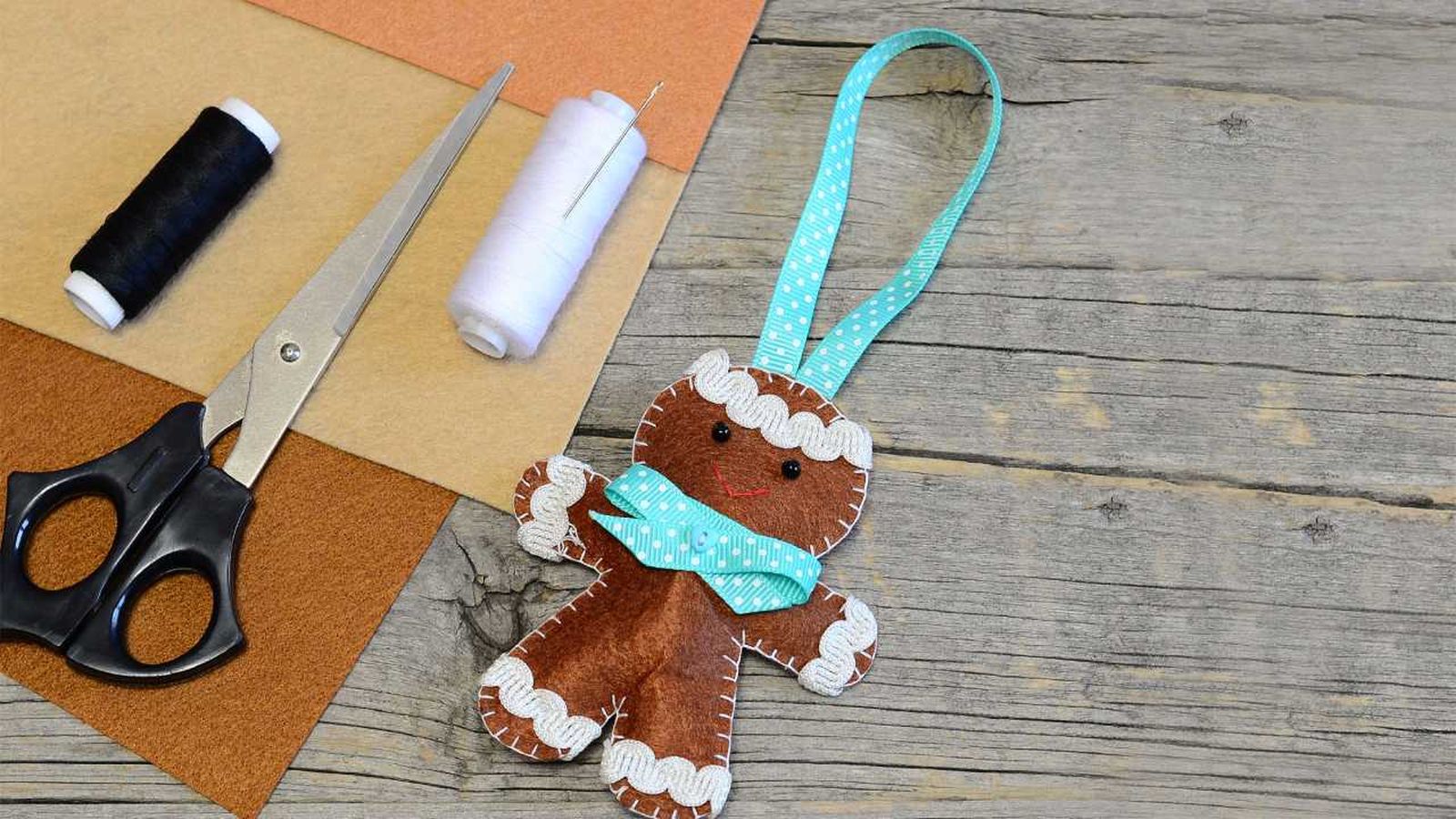 Galleta de Navidad de fieltro y materiales para elaborarla.