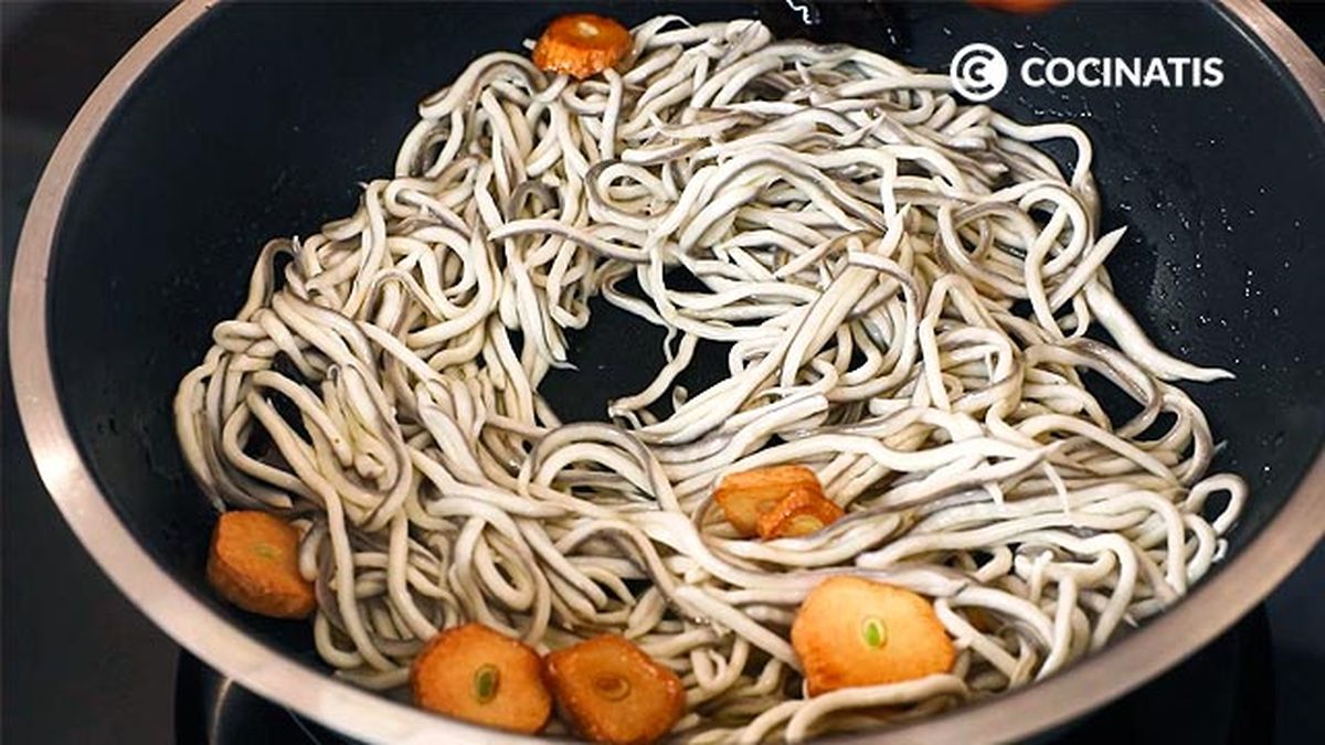 Receta de salteado de gulas y huevo flor  paso 5