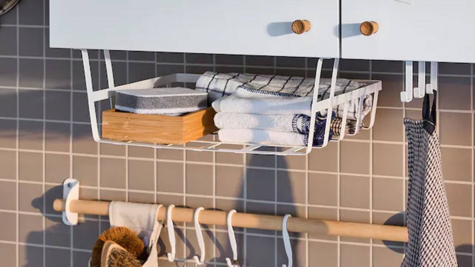 Cesta colgante PÅLYCKE de IKEA en la cocina.