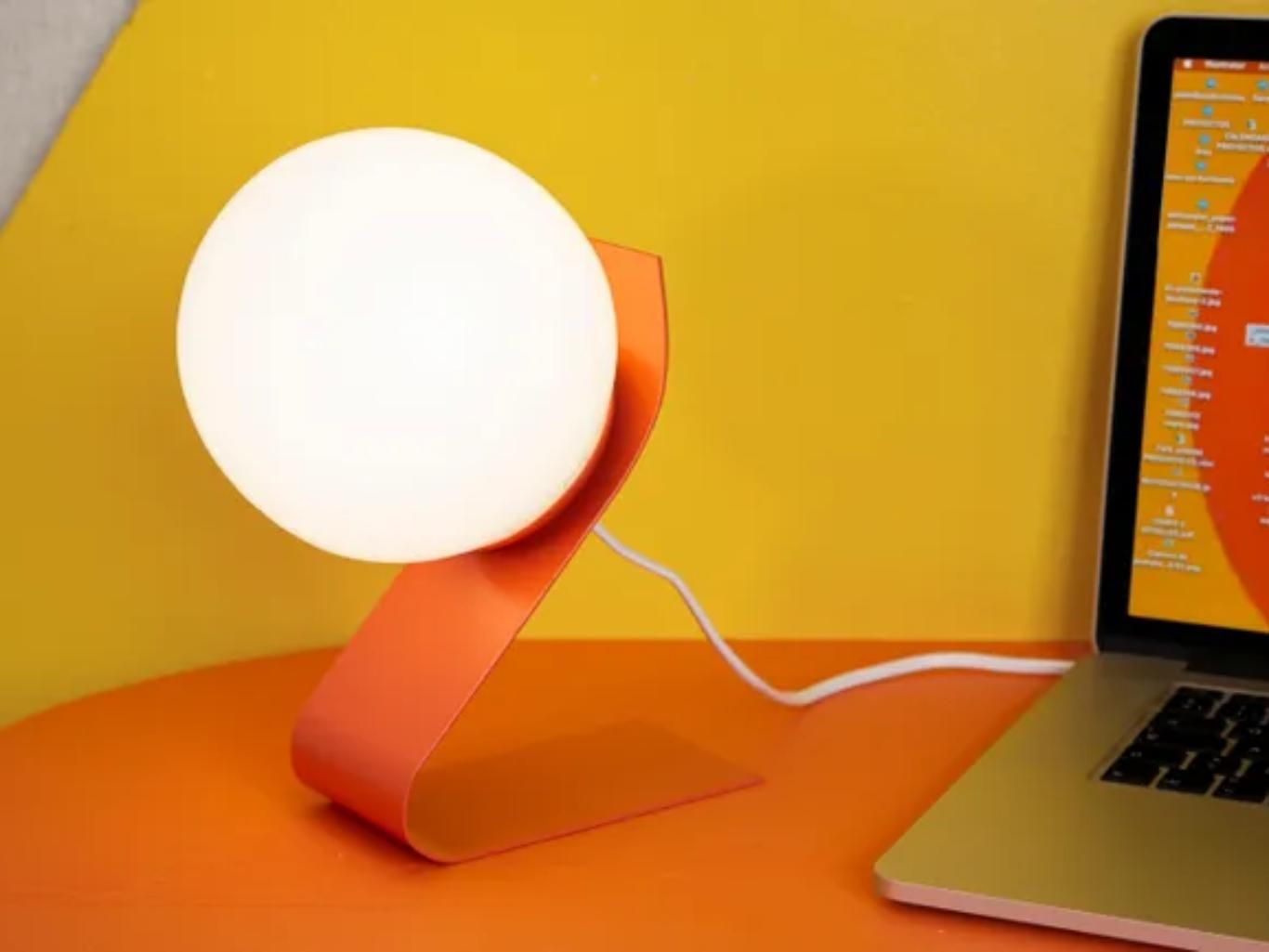 Lámpara de mesa naranja Axel.
