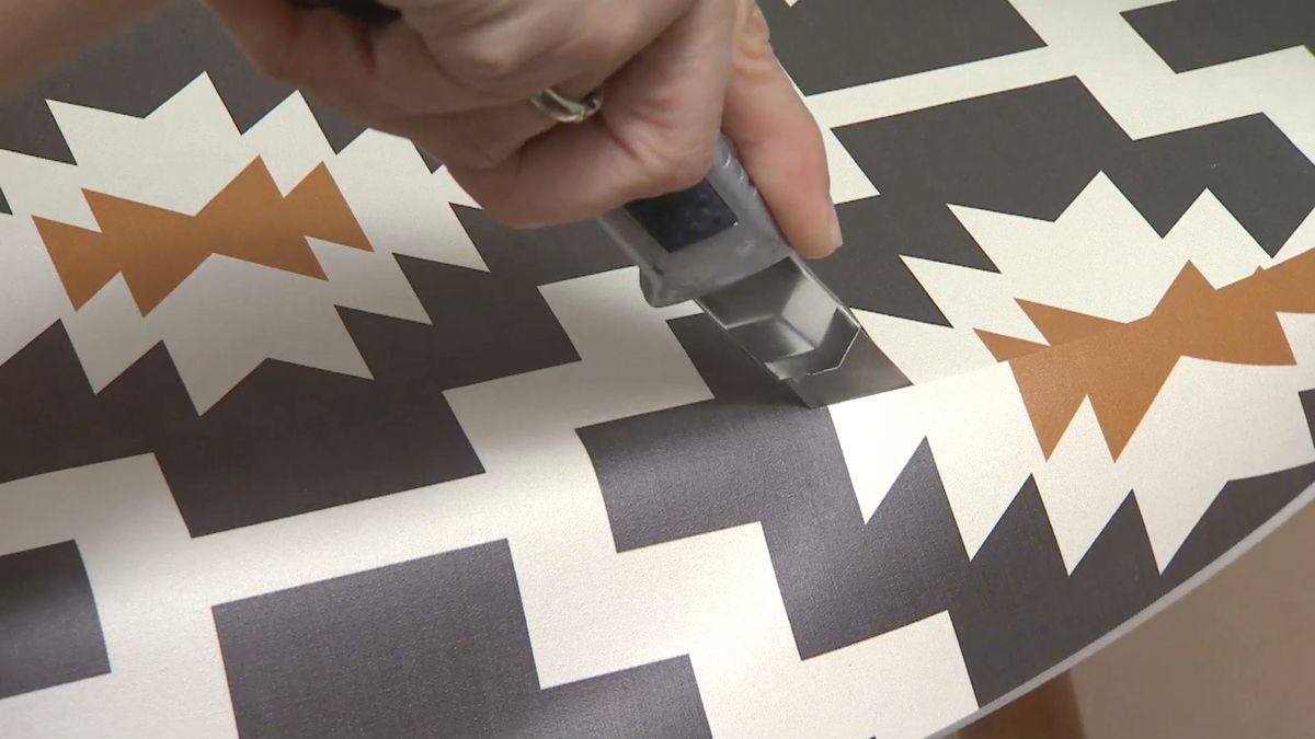 como hacer un cabecero con una puerta y una alfombra vinilica paso 4