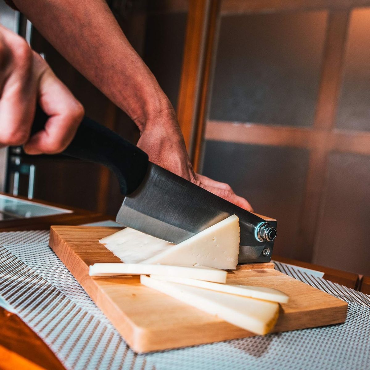 Guillotina y tabla de corte.