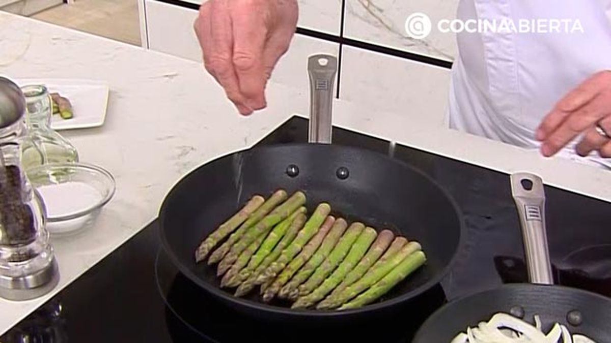 esparragos verdes con jamon y queso palitos de merluza con setas recetas programa karlos arguinano karl67420321 paso2