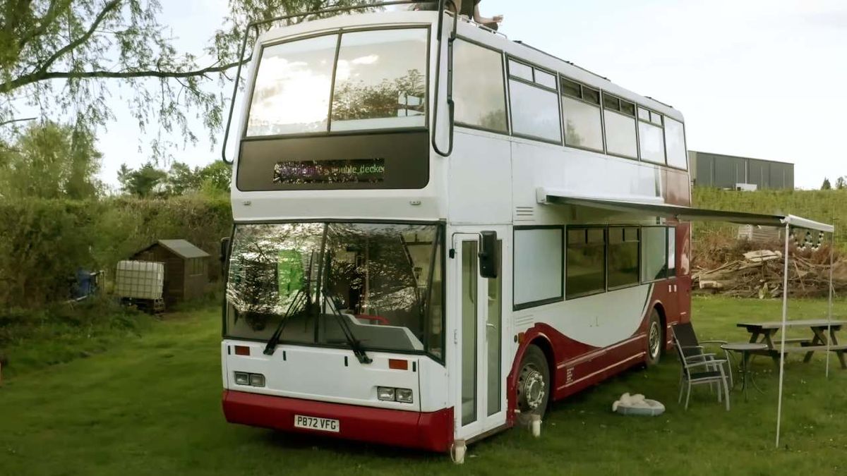 Transformación de un autobús de dos pisos en una lujosa autocaravana