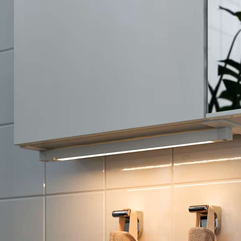 Armario de un baño de estilo nórdico con luz led.