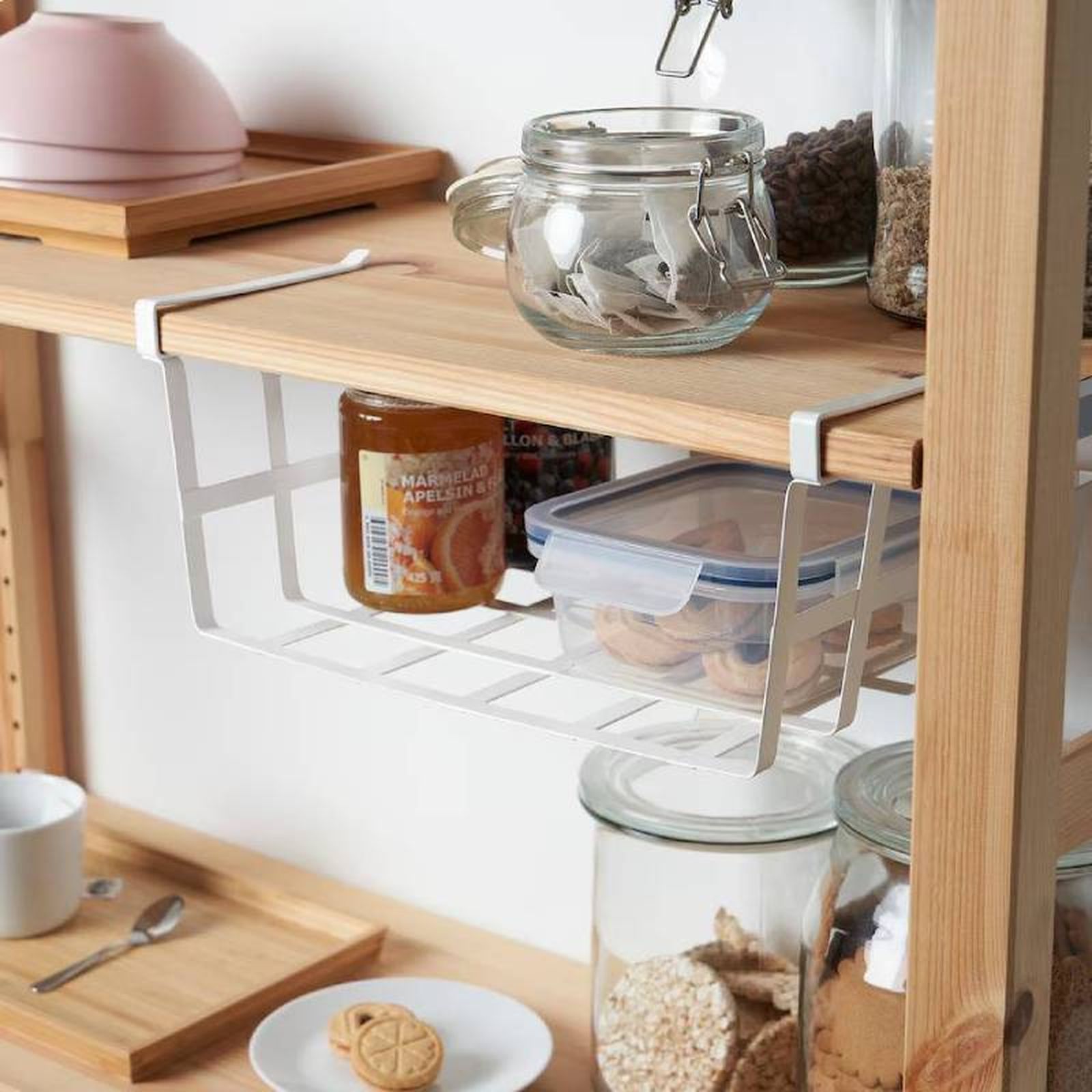 Cesta colgante PÅLYCKE de IKEA en la cocina.