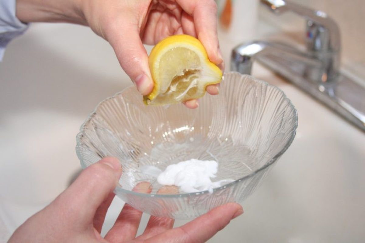Mezcla casera con limón para limpiar óxido del lavabo