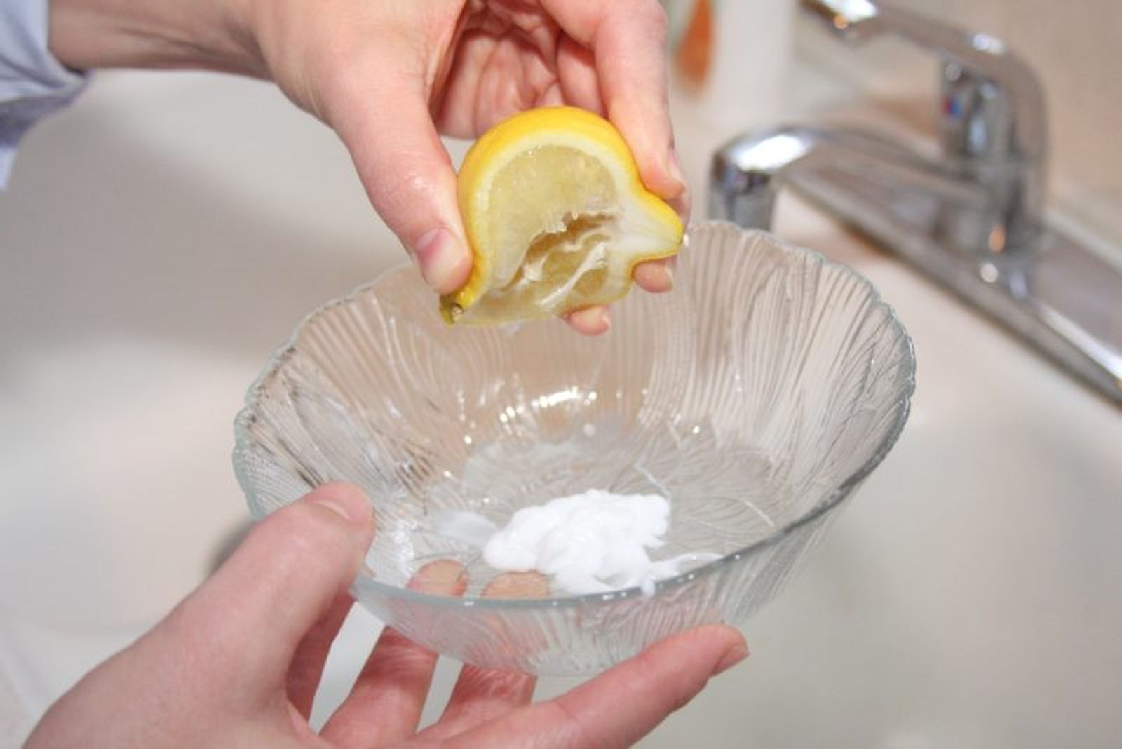 Mezcla casera con limón para limpiar óxido del lavabo