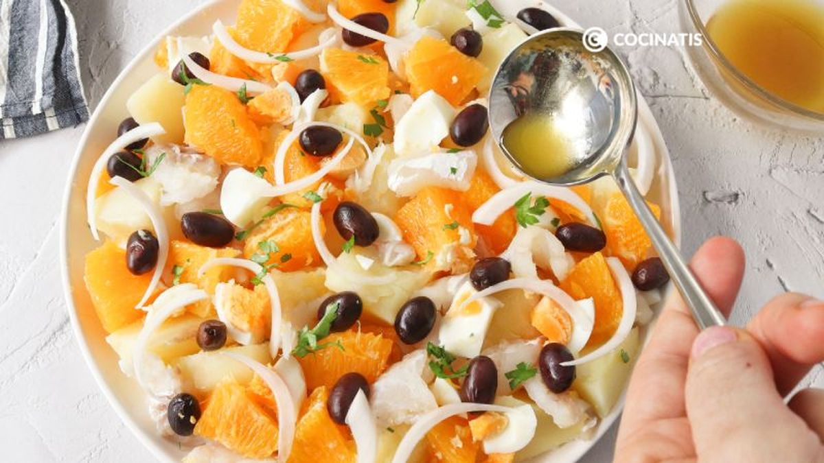 Montamos la ensalada malagueña en un plato